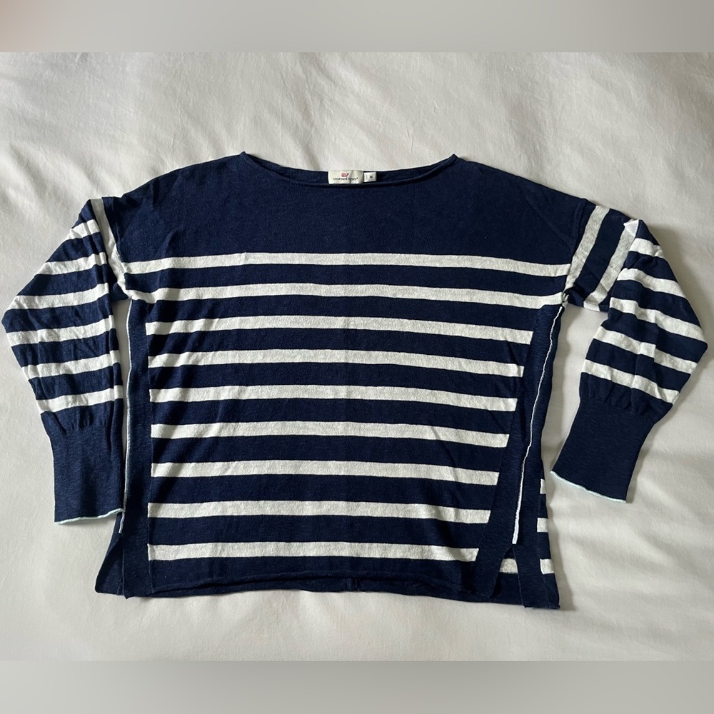 Preowned Women’s Vineyard Vines cotton/linen blend top. Size medium.